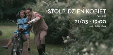 Młody mężczyzna w niemieckim mundurze prowadzi rower, na którym siedzi roześmiana dziewczynka w niebieskiej sukience. Sceneria w lesie.