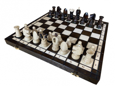 Biało-czarna szachownica z szachami