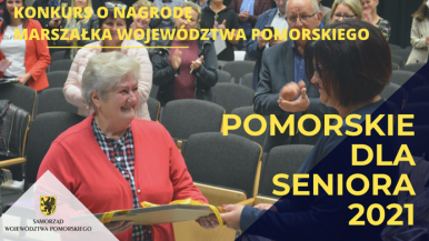 Zdjęcie przedstawia uśmiechniętą seniorkę, której wręczono nagrodę