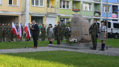 Pomnik Państwa Podziemnego i Armii Krajowej, obok asysta harcerzy  i wojskowych