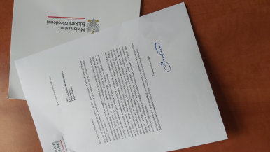 List od Barbary Nowackiej, Minister Edukacji: Szanowna Pani Prezydentko, dziękuję za zaproszenie do udziału w Gali Jubileuszowej 80-lecia Słupskiej Oświaty. Niestety, na osobiste spotkanie z Państwem podczas uroczystości nie pozwalają mi podjęte wcześniej zobowiązania. Jestem przekonana, że rok 2025 to szczególny moment w życiu członkiń i członków tutejszej społeczności. Przypadające w nim rocznice- w tym jubileusz nadania miastu praw miejsich, odnowienia tychże praw, jak również zasiedlenie Słupska przez ludność polską- z pewnością budzą dumę i radość z wielowiekowego dziedzictwa, dotychczasowych osiągnięć, a przede wszystkim bycia częścią tak wspaniałej wspólnoty. Niezmiernie mi miło, że wśród waznych rocznic przedstawicielki i przedstawiciele lokalnego samorządu postanowili symbolicznie podsumować dokonania słupskiej oświaty . Pragnę w tym miejscu z całego serce podziękować organizatorkom i organizatorom miejscowej oświaty, reprezentantom szkół i placówek, instytucji kultry, ale też osobom, które na co dzień przyczyniają się do wszechstronnego rozwoju ludzi młodych. Jestem ogromnie wdzięczna za pracę, która pozwala podopiecznym przedszkoli, a także uczniom i uczennicom zdobywać wiedzę , kształtować kompetencje, pogłęiać pasje i zainteresowania. Ten ogromny organizacyjny, pedagogiczny, dydatktyczny i wychowawczy trud budzi moje uznanie, podziw i szacunek. Gratulując sukcesów, życzę satysfakcji z podejmowanych przedsięwzięć, wielu inspiracji do dalszych działań oraz wszelkiej pomyślności w  urzeczywitnianiu planów i zamierzeń.