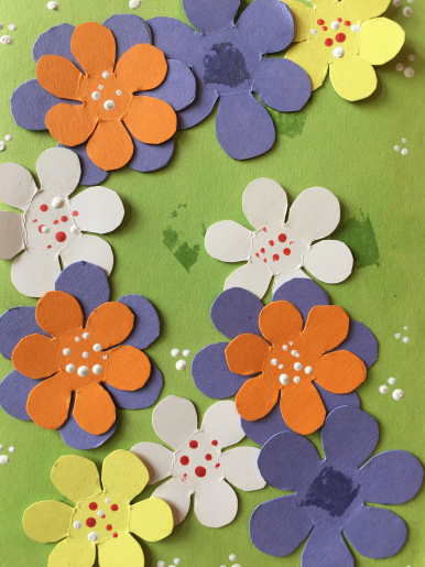 Kwiatki papierowe, kolorowe, naklejone na kartkę z życzeniami