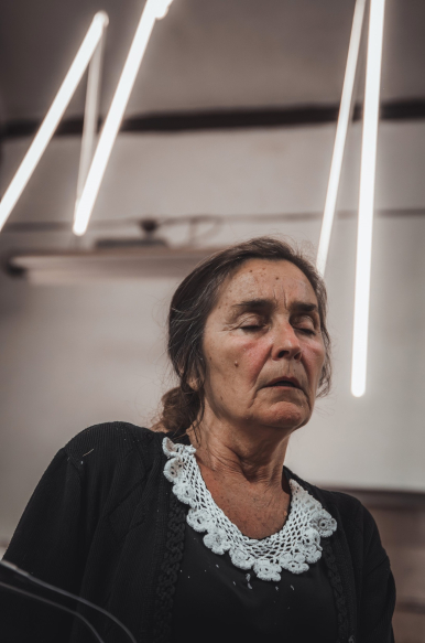 portret starszej kobiety o zmęczonej twarzy z zamkniętymi oczyma.
