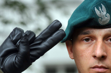 Na zdjęciu widzimy salutującego żołnierza w berecie z orłem