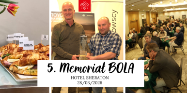 Plakat informacyjny z osobami które grają w brydża, trzymają statuetkę i tekstem zapowiadającym turniej wraz z datą wydarzenia