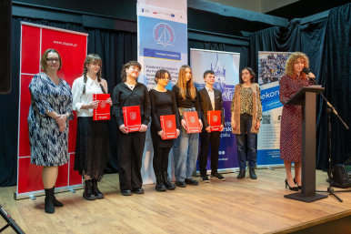 Wspólne zdjęcie uczniów biorących udział w projekcie "Akademia Talentów" z Panią Beatą Chrzanowską - Zastępcą Prezydenta Miasta Słupska