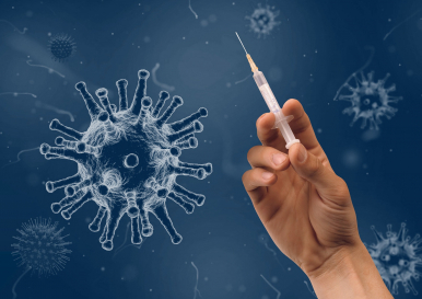 (fot. pixabay) na granatowym tle wirus a obok ręka trzyamająca strzykawkę