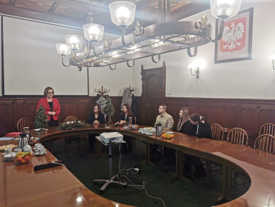 wręczenie aktów nadania stopnia nauczyciela mianowanego nauczycielom wraz z Beatą Chrzanowską, Zastępcą Prezydenta Miasta Słupska, Anną Sadlak Dyrektorką Wydziału Edukcji i dyrektorami szkół.