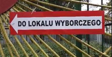 Znak wskazujący kierunek udania się do lokalu wyborczego, z takim właśnie napisem.