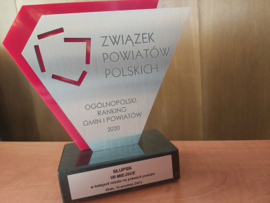 Na zdjęciu widzimy statuetkę, stojącą na stole z napisem Ogólnopolski Ranking Gmin i Powiatów 2020, Słupsk 7. miejsce w kategorii miasta na prawach powaitu. Wisła, 16 wrzesnia 2021 rok