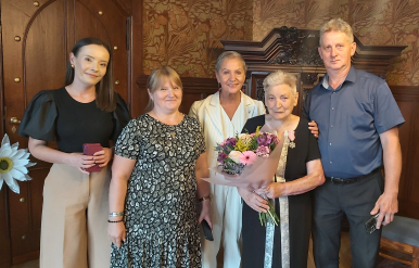 Kierownik USC, Bliscy Jubilatki, Pani Prezydent oraz Jubilatka, w tle gabinet prezydencki, szafa, krzesła; Jubilatka trzyma bukiet, a Kierownik USC Medale