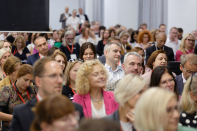 zdjęcie uczestników konferencji siedzących na sali