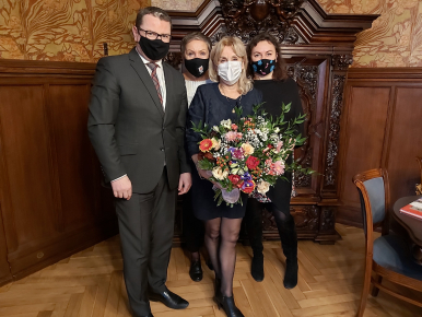 Zdjęcie Pani Janiny Golczyk w gabinecie Pani Prezydent Krystyny Danileckiej-Wojewódzkiej