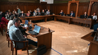 Sesja Rady Miejskiej- radni przy stołach ustawionych w podkowę  w sali ratusza