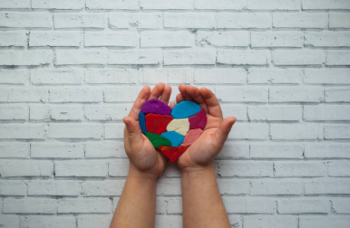 Zdjęcie przedstawia serce z plasteliny trzymane w dłoniach (zdjęcie PIXABAY)