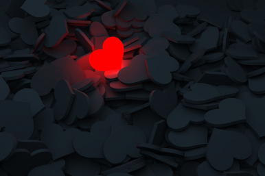 Na obrazku widzimy kilkadziesiąt serc szarych  i jedno rozgrzane czerwone