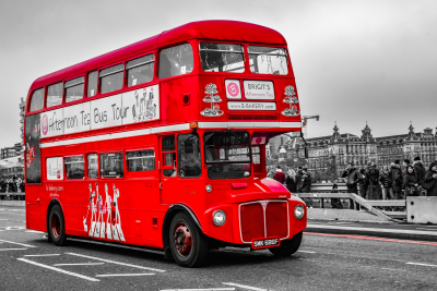 piętrowy autobus w kolorze czerwonym
