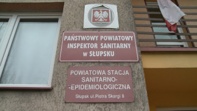 Tablice informacyjne przed wejściem do słupskiego sanepidu