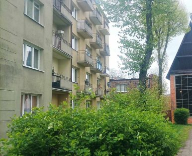 Na zdjęciu widzimy budynek mieszkalny w którym znajduje się lokal mieszkalny przeznaczony do sprzedaży