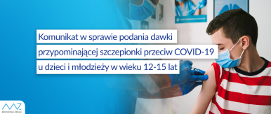 Grafika przedstawia szczepienie młodego chłopaka. Komunikat ze strony Ministerstwa Zdrowia w sprawie podania dawki przypominającej szczepionki przeciw COVID-19 u dzieci i młodzieży w wieku 12-15 lat