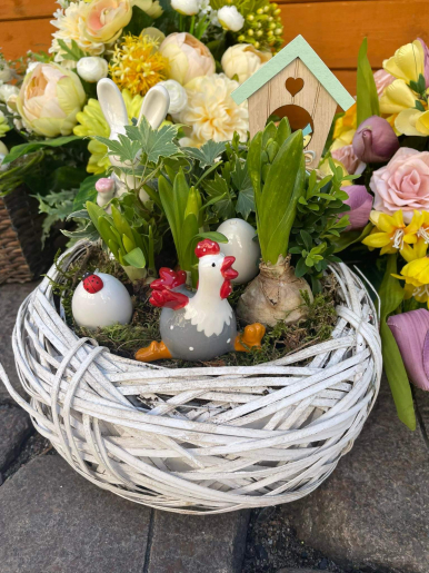 Koszyk z hiacyntami i ceramicznymi jajami i ozdobami