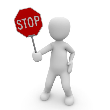 na białym tle szary ludzik trzymający w prawej ręce czerwony znak z białym napisem stop  fot: pixabay