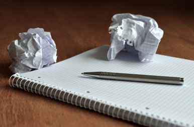 notatnik w kratkę i długopis; zdjęcie wykonane przez congerdesign dla  Pixabay