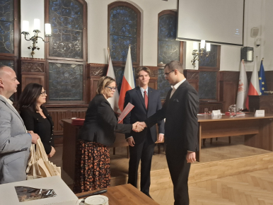 Pani Beata Chrzanowska, Zastępca Prezydenta Miasta Słupska składa Młodzieżowym Radnym gratulacje i podziękowania