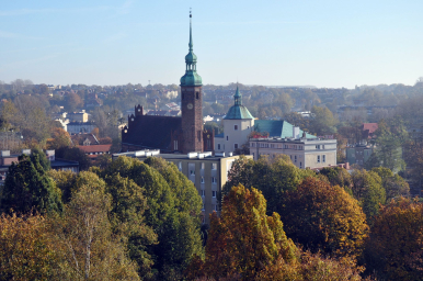 Widok na panoramę Słupska z Kościołem św. Jacka w centralnym punkcie.