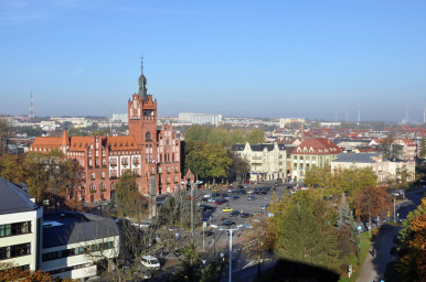 Ratusz, pl. Zwycięstwa,samochody na placu, okoliczne budynki, panorama miasta