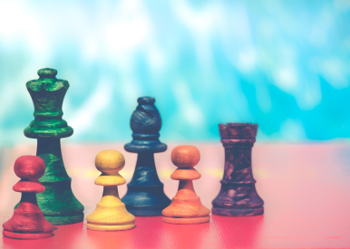 Na zdjęciu widać kilka figur szachowych w różnych, niestandardowych kolorach