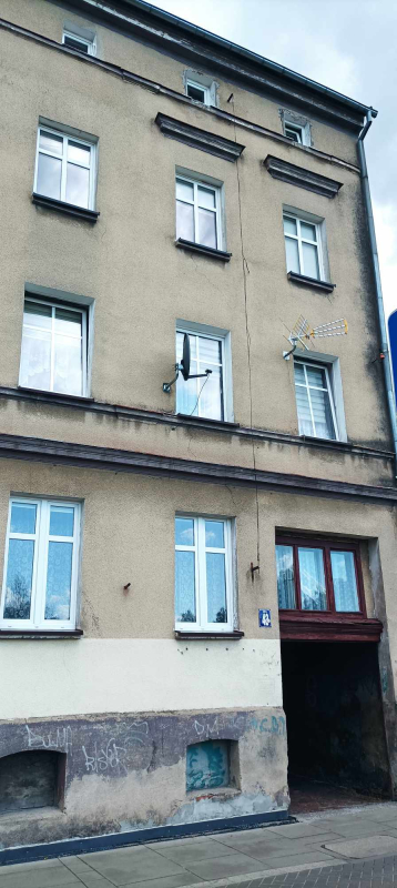 Na zdjęciu widzimy budynek mieszkalny w którym znajduje się lokal niemieszkalny przeznaczony do sprzedaży