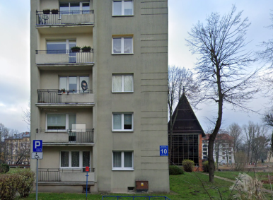 Na zdjęciu widzimy budynek mieszkalny w którym znajduje się lokal mieszkalny przeznaczony do sprzedaży