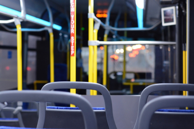 Na zdjęciu widzimy wnętrze autobusów - krzesła (oparcia) oraz uchwyty do trzymania się podczas jazdy,w tle szyby/okna autobusów
