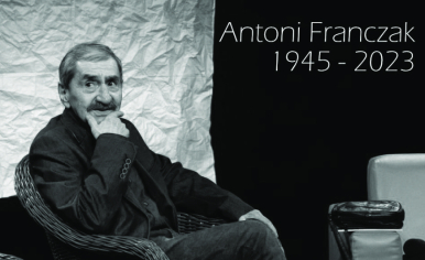 Na zdjęciu Pan Franczak siedzi na fotelu; napis ANTONI FRANCZAK 1945-2023