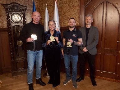 Reprezentanci Szkoły Sportów Wali, Prezydentka Słupska i Pełnomocnik ds. sportu trzymający medale .