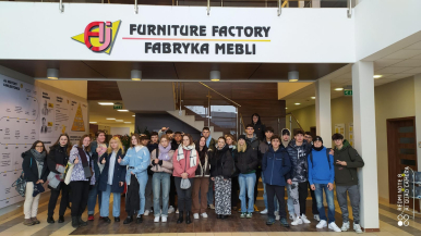 Wspólna fotografia uczniów słupskiego Ekonoika i gości z Włoch podczas wizyty w AJ Fabryka Mebli