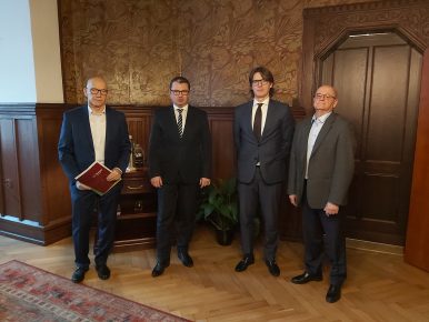 Zdjęcie Wiceprezydenta Marka Golińskiego z reprezentacją firmy ENERGA-OPERATOR S.A. w gabinecie Prezydentki Miasta Słupska