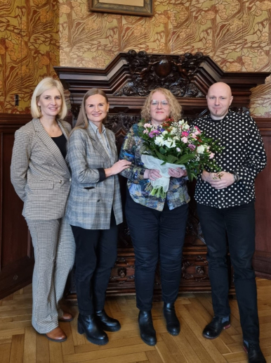 Na zdjęciu widzimy Zastępczyni Prezydentki Miasta, Dyrektorkę Wydziału Zdrowia i Spraw Społecznych, odchodzącą na emeryturę Panią Zofię Gumińską, jak i Dyrektora Miejskiego Ośrodka Pomocy Rodzinie w Słupsku.