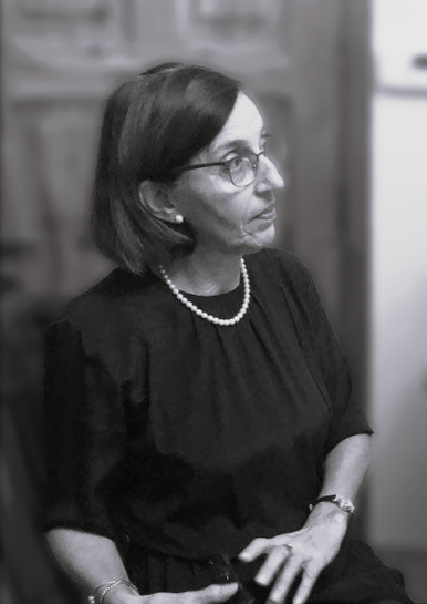 Krystyna Mytkowska siedząca na krześle.