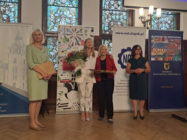 Na zdjęciu widzimy laureatkę konkursu - Panią Krystynę Popiel wraz z osobami wręczjącymi nagrodę.