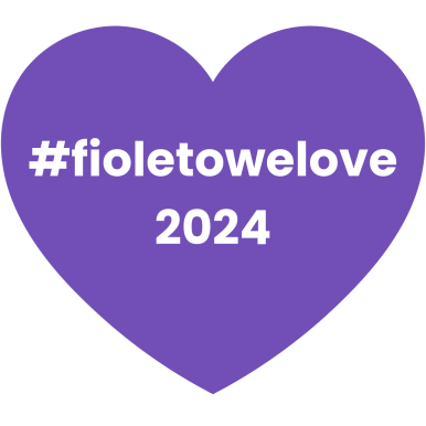 Na zdjęciu fioletowe serce z napisem #fioletowelove 2024