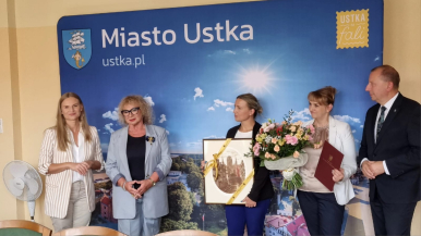 Na zdjęciu widzimy Pania Martę Makuch, Panią Danutę Wawroską, Panią Agnieszkę Hrywniak, Panią Joanna Lecka oraz Pana Jacka Maniszewskiego