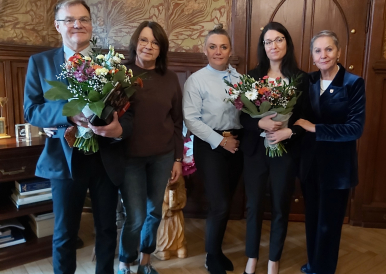 Pani Prezydent wspólnie z Panią Witkowską trzymającą kwiaty, współpracownicy, w tym Pani Skarbnik