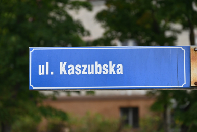 Zdjęcie pokazujące tabliczkę z napisem ul. Kaszubska.