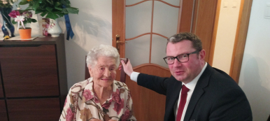 Wiceprezydent Goliński z Jubiletką Panią Marinną, w tle komoda z wazonami oraz drzwi