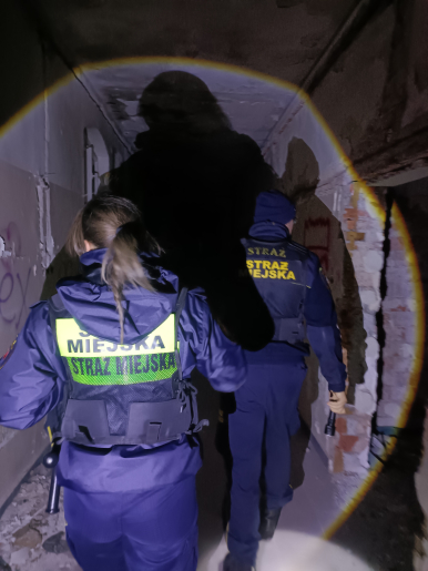 na zdjęciu widzimy Strażników Miejskich patrolujących pustostan