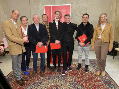 Pani Prezydent Krystyna Wojewódzka - Danilecka i  Pani Marta Makuch w towarzystwie 5 mężczyzn - stypendystów w dziedzinie kultury