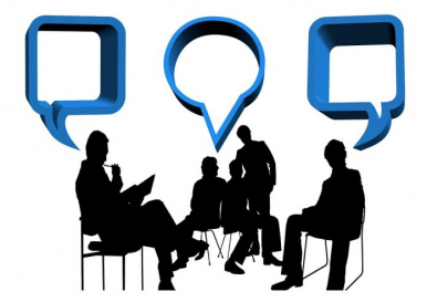 grafika przedstawiająca 5 rozmawiających postaci, nad nimi dynki konwersacji w kolorze niebieskim
