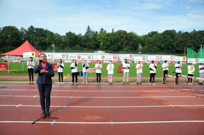 Pani Prezydent Krystyna Danilecka-Wojewódzka na stadionie - w tle młodziez